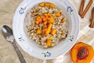 Сливочная овсяная каша с персиками