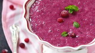 Взбитая овсяная каша с ягодами