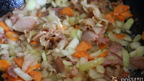 перловая каша с беконом и зеленым горошком