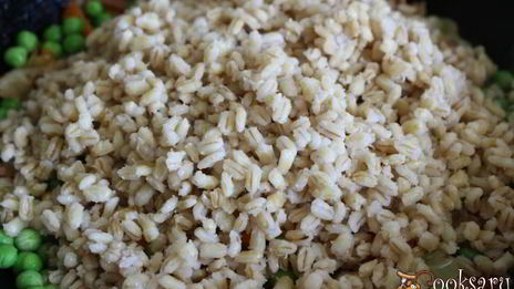 перловая каша с беконом и зеленым горошком