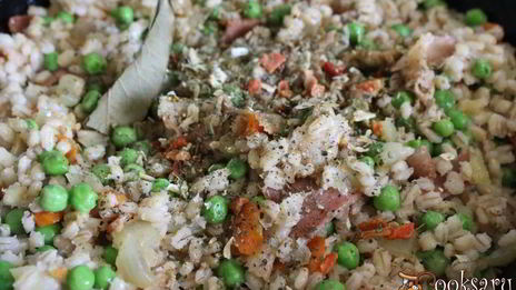 перловая каша с беконом и зеленым горошком