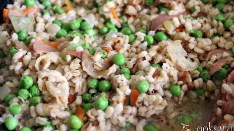 перловая каша с беконом и зеленым горошком