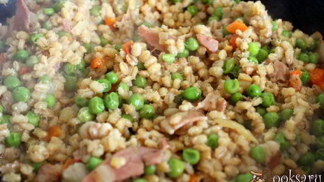перловая каша с беконом и зеленым горошком