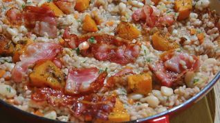 Перловая каша с фасолью, тыквой и беконом