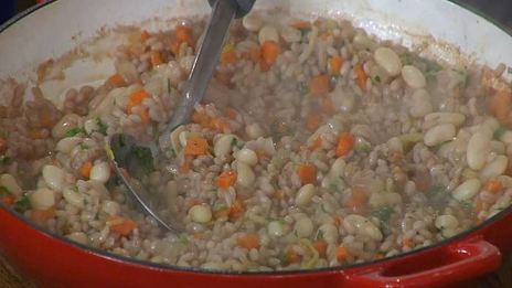 перловая каша с фасолью, тыквой и беконом