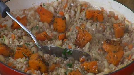 перловая каша с фасолью, тыквой и беконом