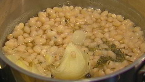 перловая каша с фасолью, тыквой и беконом