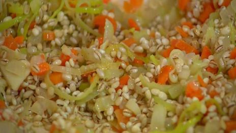 перловая каша с фасолью, тыквой и беконом