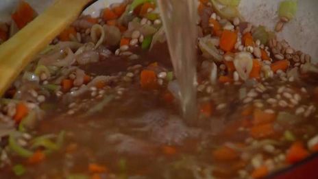 перловая каша с фасолью, тыквой и беконом