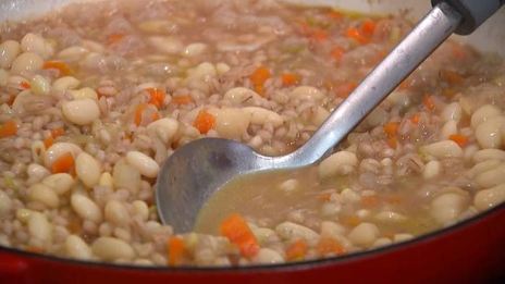 перловая каша с фасолью, тыквой и беконом