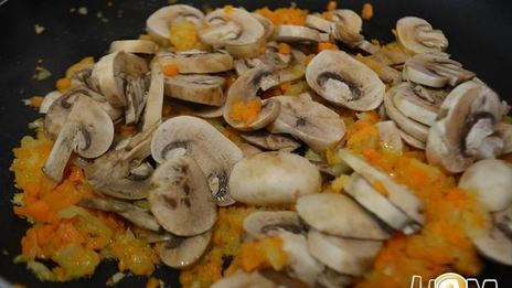 перловая каша с мясом и грибами в горшочке