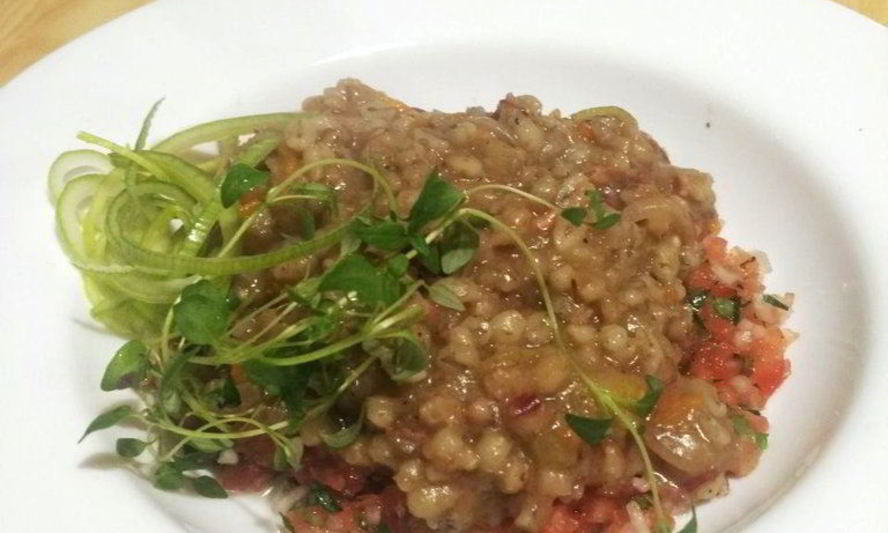 Рецепт перловая каша с тушеной говядиной и конкассе из томатов