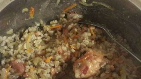 перловая каша с тушеной говядиной и конкассе из томатов