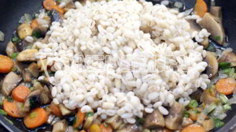 перловка с грибами