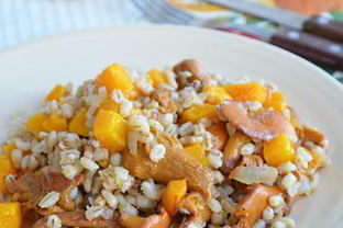 Перловка с тыквой и лисичками