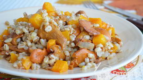 перловка с тыквой и лисичками