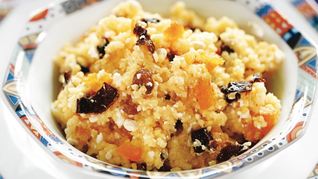 Пшенная каша с изюмом и творогом