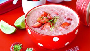 Кокосовая рисовая каша с клубникой