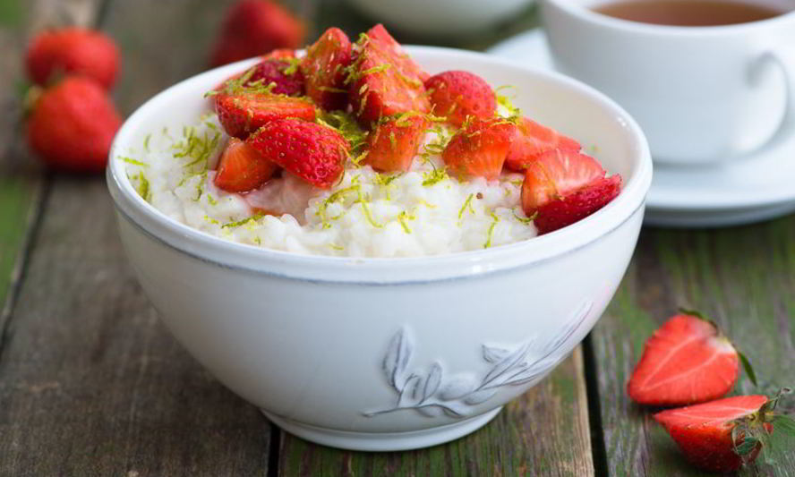 Рецепт рисовая каша с клубникой и кокосовым молоком