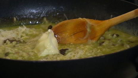 рисовая каша со сморчками и зеленым горошком