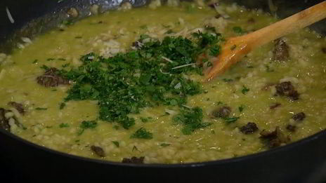 рисовая каша со сморчками и зеленым горошком