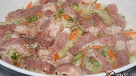 сытная рисовая каша со свининой и беконом на топленом сливочном масле