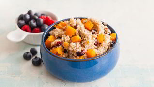 Ячневая каша с печеной тыквой и клюквой