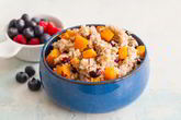 Ячневая каша с печеной тыквой и клюквой