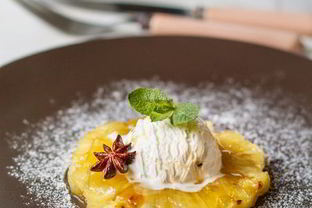 Ананас, жареный в пряном сиропе