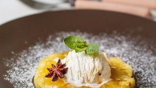 Ананас, жареный в пряном сиропе