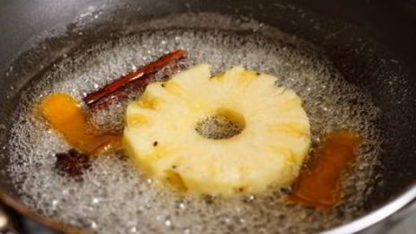 ананас, жареный в пряном сиропе