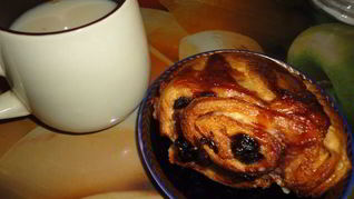 Булочки-ссобойки с вишней и апельсиновым сиропом