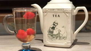 Белый травяной чай с малиной