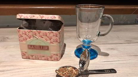 белый травяной чай с малиной