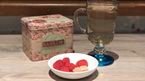 белый травяной чай с малиной