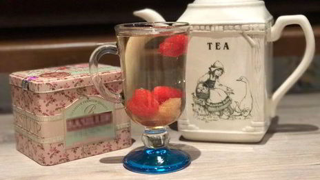 белый травяной чай с малиной