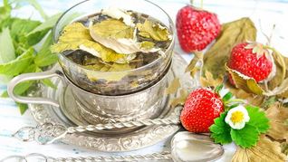 Чай из сушеных листьев малины, клубники и смородины