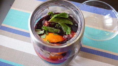 черничный холодный чай с мятой и базиликом