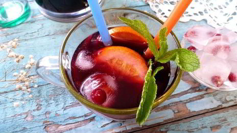 черничный холодный чай с мятой и базиликом