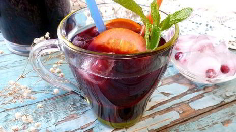 черничный холодный чай с мятой и базиликом