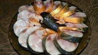 Домашняя соленая скумбрия в чайном рассоле