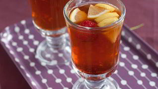 Имбирный чай с клубникой