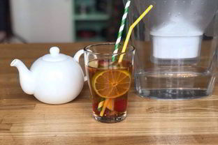 Холодный чай с малиной и лимоном