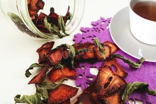 Сушеная клубника с листьями на чай