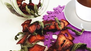 Сушеная клубника с листьями на чай