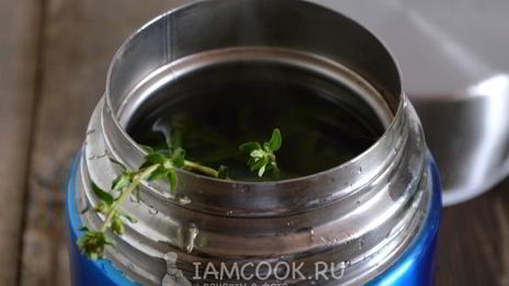 травяной чай в термосе