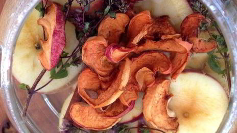 яблочный чай с душицей и корицей