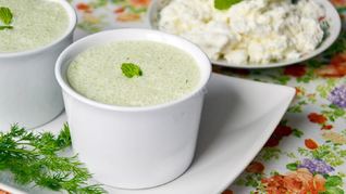 Диетический коктейль с огурцами и зеленью