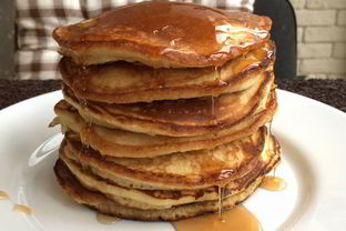 Домашние блинчики с кленовым сиропом