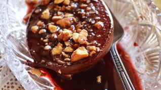 Груша в ягодно-винном сиропе с карамелизированными орешками